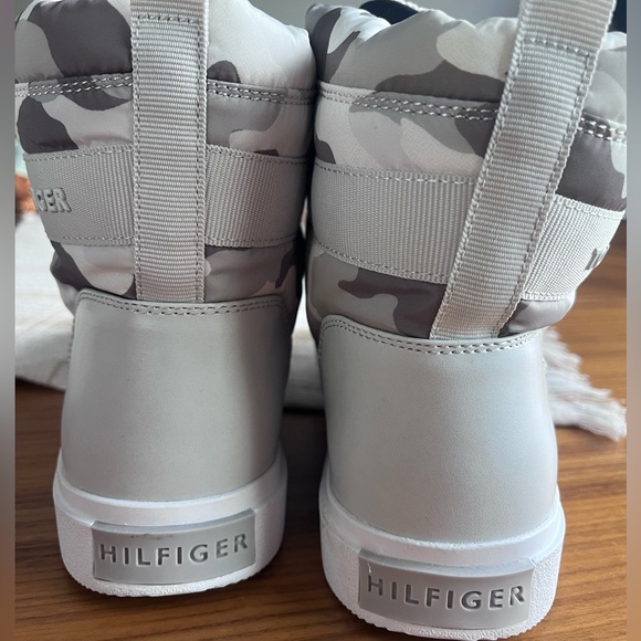 New Tommy Hilfiger Snow Boots for Woman. Size 7.5 - Picture 6 of 9